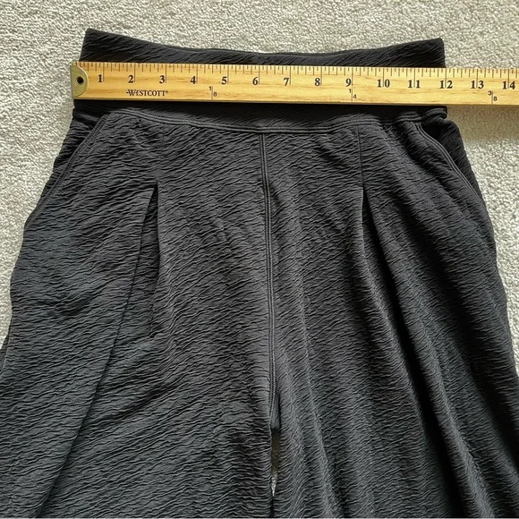 LULULEMON Can You Feel The Pleat Crop Size 4 MINIMALIST CONTEMPORARY CHIC - Picture 4 of 8